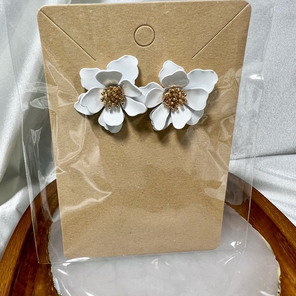 White Single Flower Dangle Boho Earrings - Picture 2 of 5